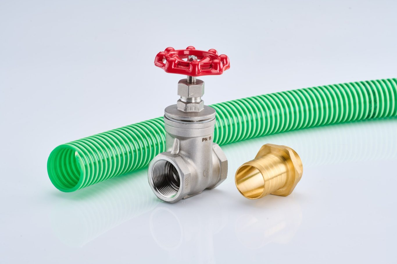 Es ist ein Schlauch, ein Schlauchadapter und eine Armatur abgebildet.