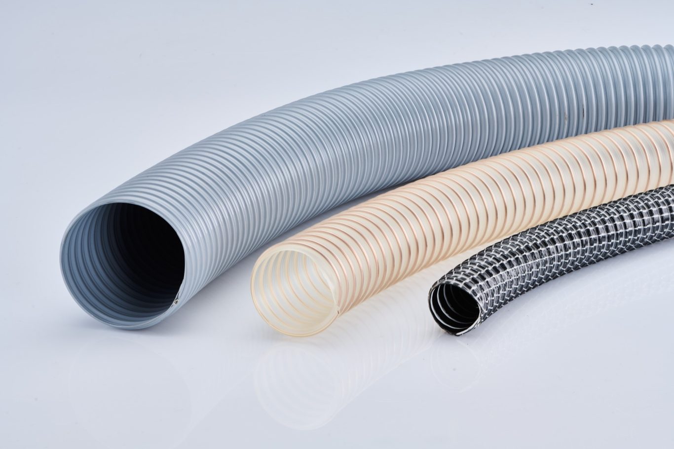 Es sind drei unterschiedliche Lüftungsschläuche abgebildet.